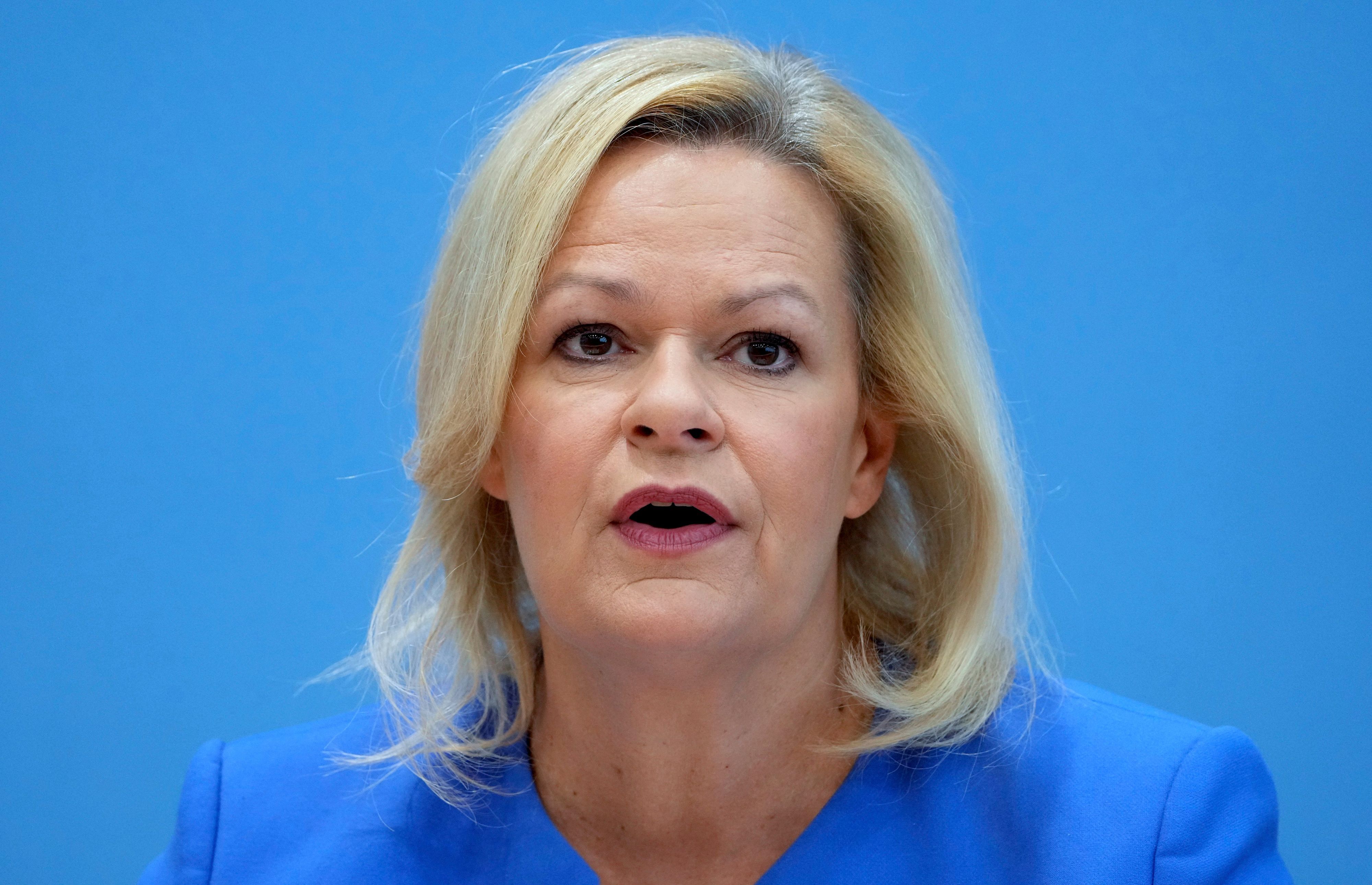 Bundesinnenministerin Nancy Faeser schaut bei einer Pressekonferenz in Richtung der Kamera.