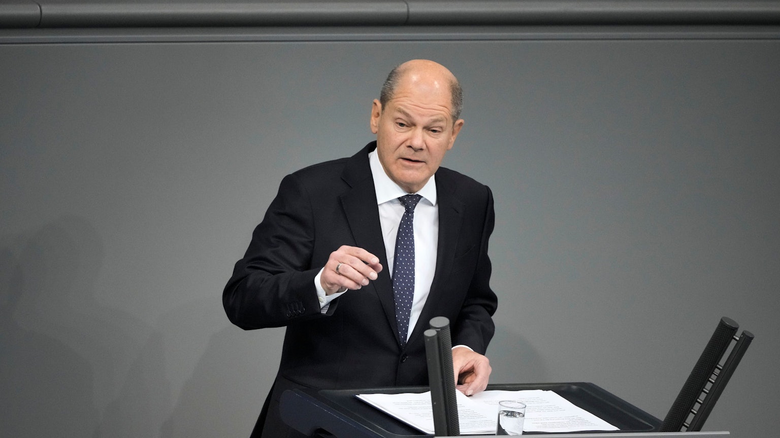 Bundeskanzler Scholz spricht im Deutschen Bundestag.