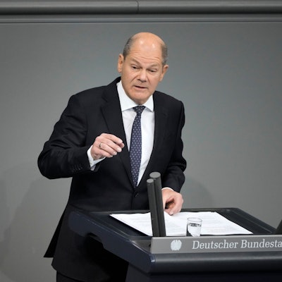 Bundeskanzler Scholz spricht im Deutschen Bundestag.