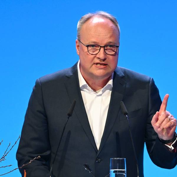Oliver Welke, Fernsehmoderator und Satiriker, spricht auf der festlichen Verabschiedung von ZDF-Intendant Bellut. Er hat einen Finger gehoben.
