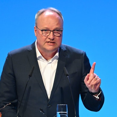 Oliver Welke, Fernsehmoderator und Satiriker, spricht auf der festlichen Verabschiedung von ZDF-Intendant Bellut. Er hat einen Finger gehoben.