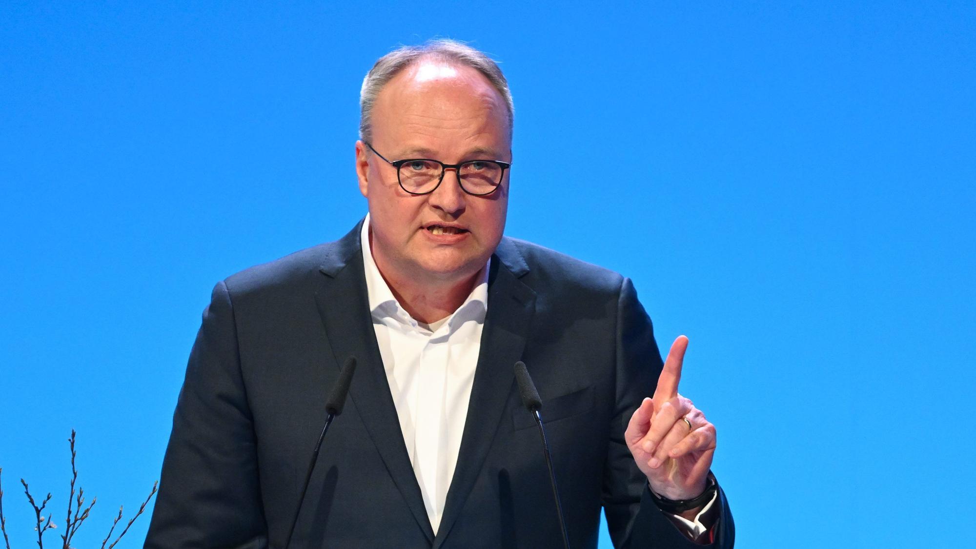 Oliver Welke, Fernsehmoderator und Satiriker, spricht auf der festlichen Verabschiedung von ZDF-Intendant Bellut. Er hat einen Finger gehoben.