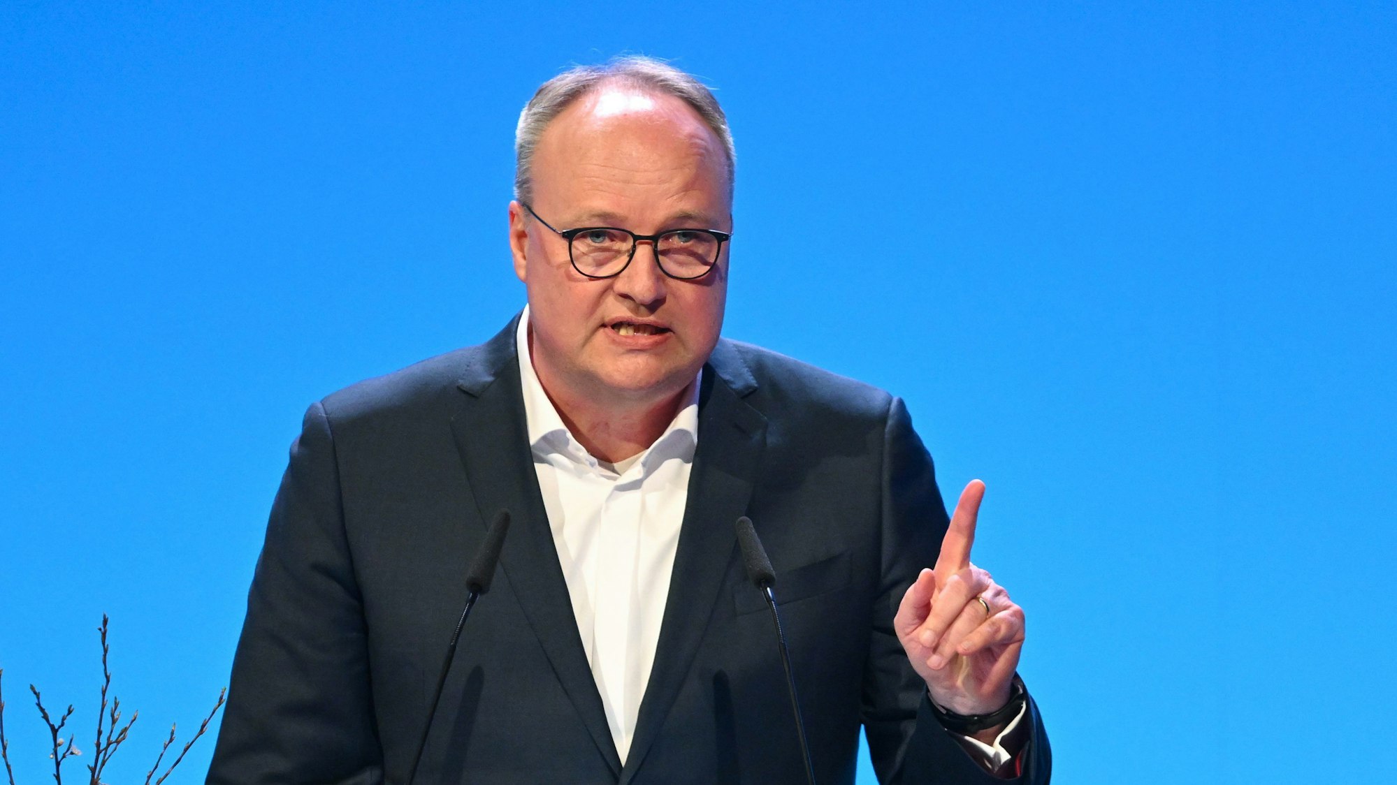 Oliver Welke, Fernsehmoderator und Satiriker, spricht auf der festlichen Verabschiedung von ZDF-Intendant Bellut. Er hat einen Finger gehoben.