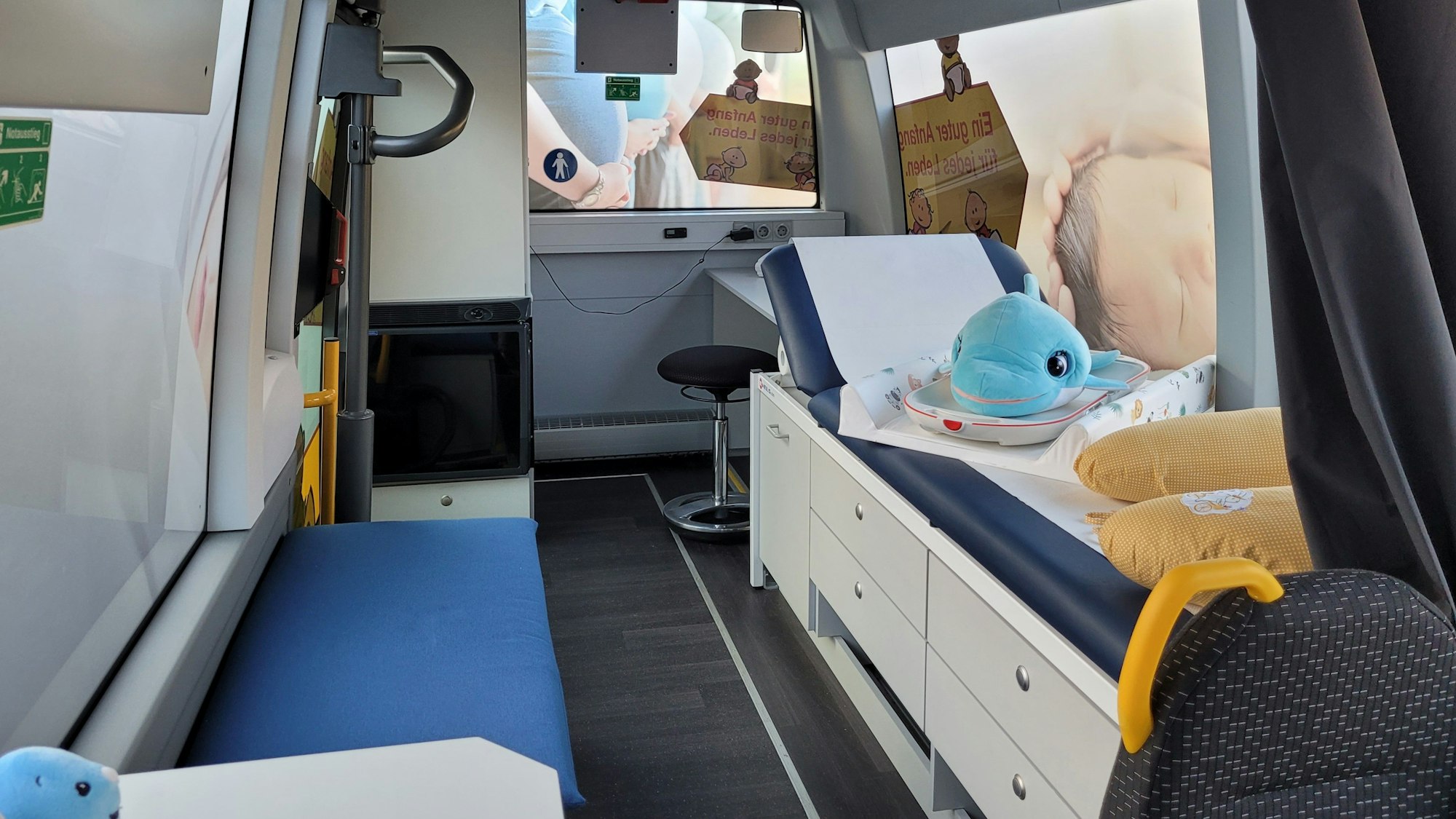 In dem Hebammenmobil gibt es auch eine Liege für Untersuchungen.
