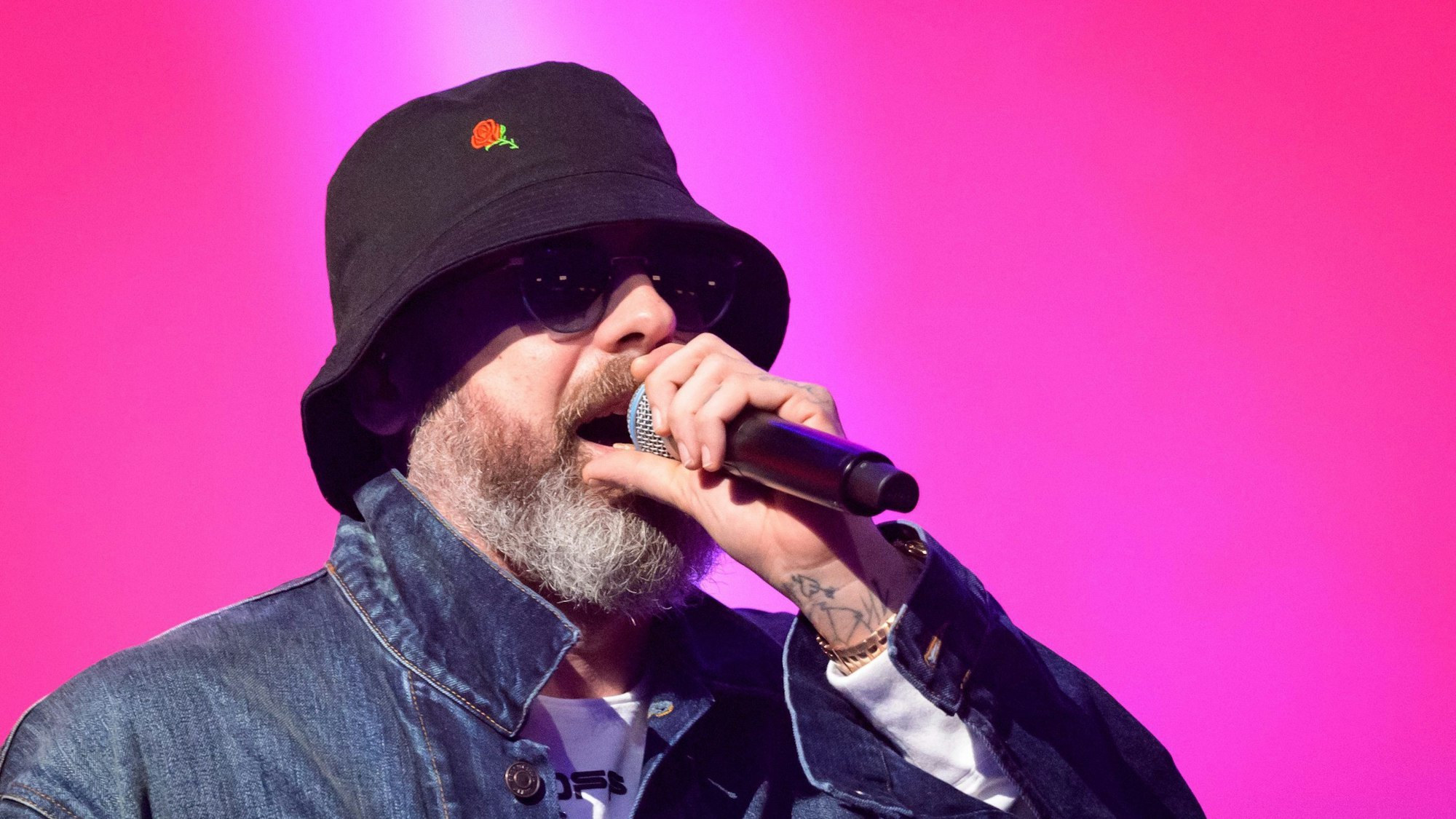 Rapper Sido trägt einen Fischerhut und spricht in ein Mikrofon.