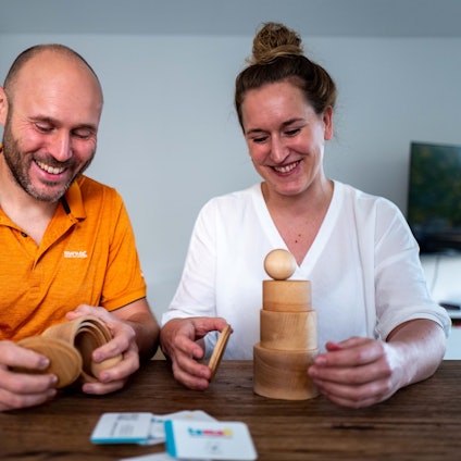 Karin Schimkus und Rene Kurzok mit Holzspielzeug, das sie für ihre Methode zur Sprachentwicklung für Kinder einsetzen.