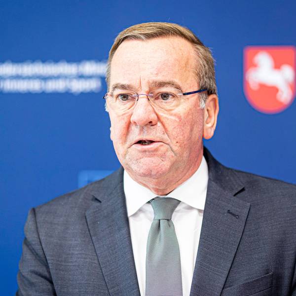 Boris Pistorius (SPD), Innenminister von Niedersachsen, gibt ein Pressestatement beim Treffen kommunaler Spitzenverbände in Niedersachsen ab. Er guckt ernst an der Kamera vorbei. Im Hintergrund sind Wappen von Niedersachsen zu sehen. (Archivbild)
