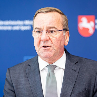 Boris Pistorius (SPD), Innenminister von Niedersachsen, gibt ein Pressestatement beim Treffen kommunaler Spitzenverbände in Niedersachsen ab. Er guckt ernst an der Kamera vorbei. Im Hintergrund sind Wappen von Niedersachsen zu sehen. (Archivbild)