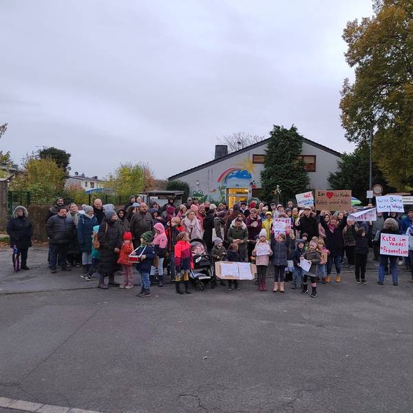 Eltern und Kinder der Kölner Kita Züricher Weg in Mülheim protestierten gegen die geplante Schließung mit Plakaten.