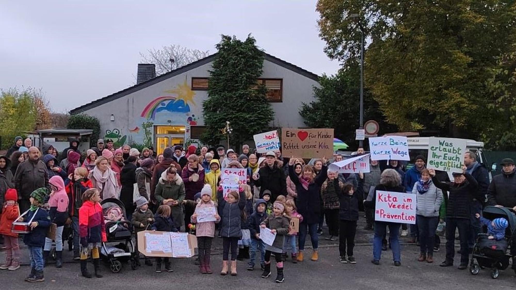 Eltern und Kinder der Kölner Kita Züricher Weg in Mülheim protestieren gegen die geplante Schließung.