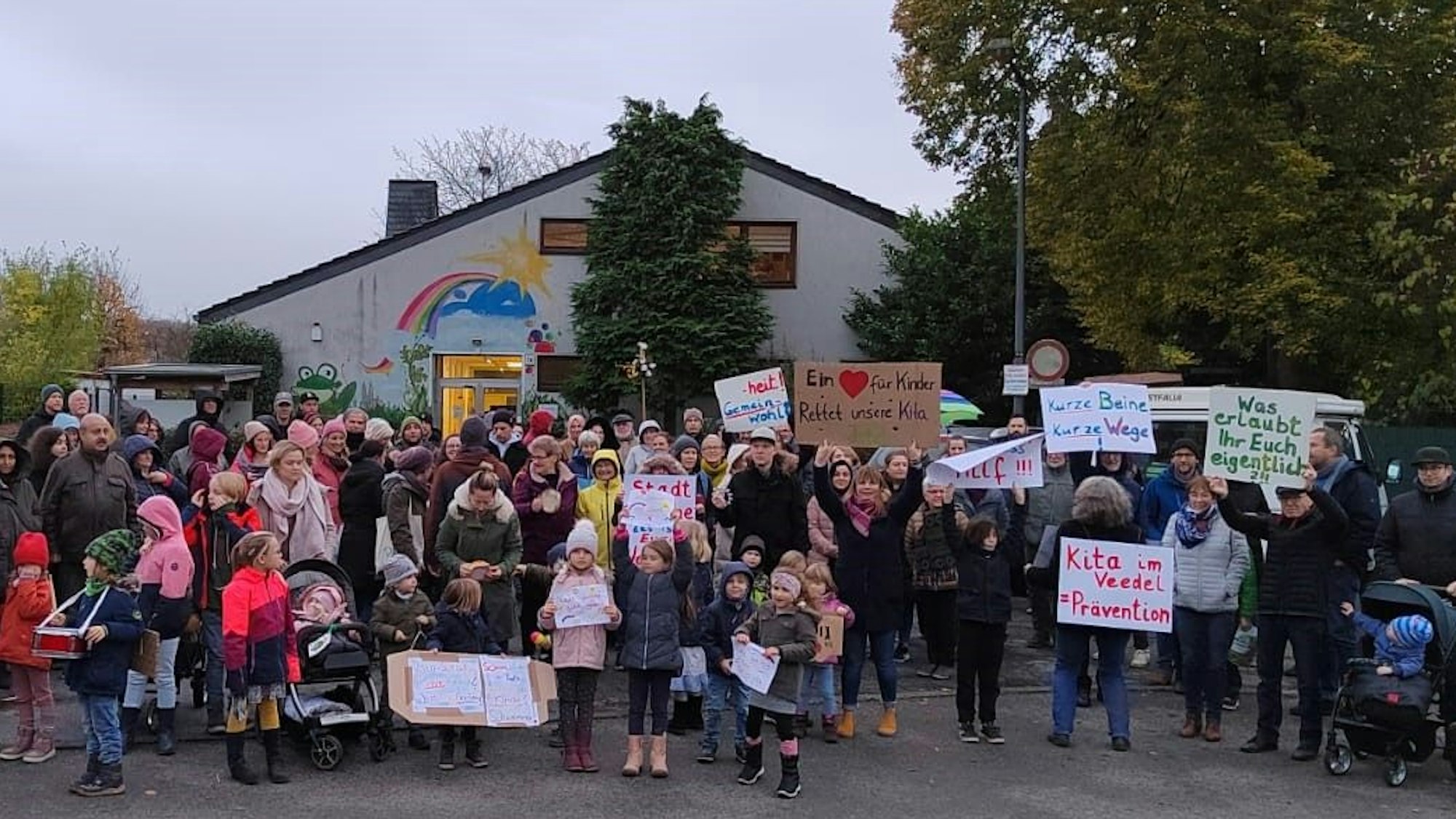 Eltern und Kinder der Kölner Kita Züricher Weg in Mülheim protestieren gegen die geplante Schließung.