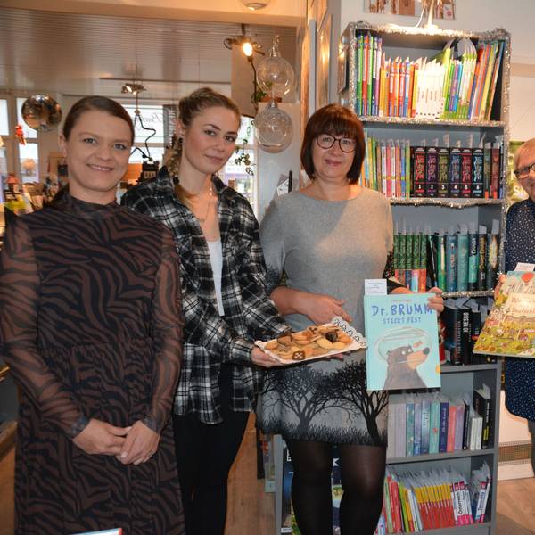 Buchhändlerin Julia Pavlik, Linda Mae Schneppenheim (Café Büchel), Ingrid Pohl (Leiterin Stadtbücherei) und Dagmar Pärsch-Roos und Angelika Legrand vom Förderverein der Bücherei stehen vor dem Aktionsregal mit Büchern.