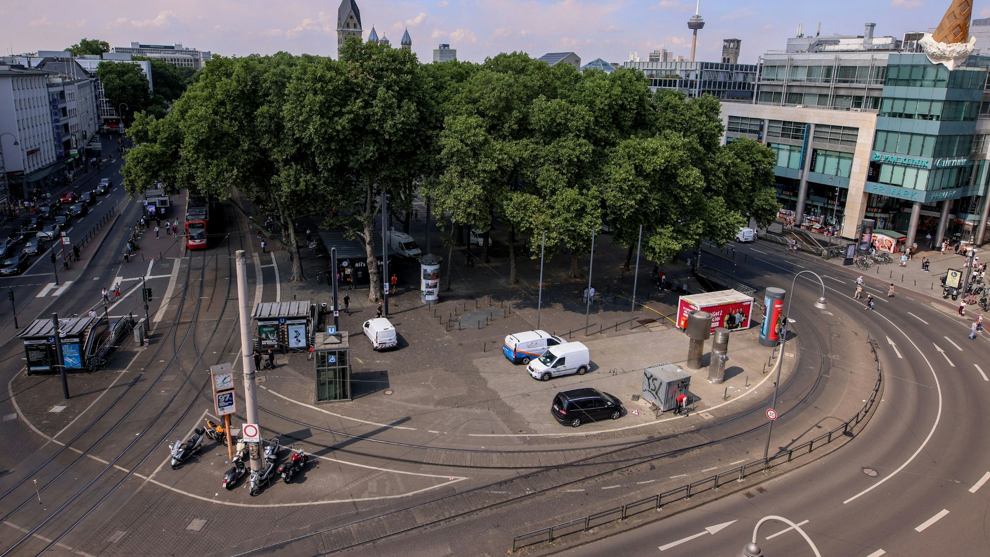 Vogelperspektive auf den Neumarkt in Köln.