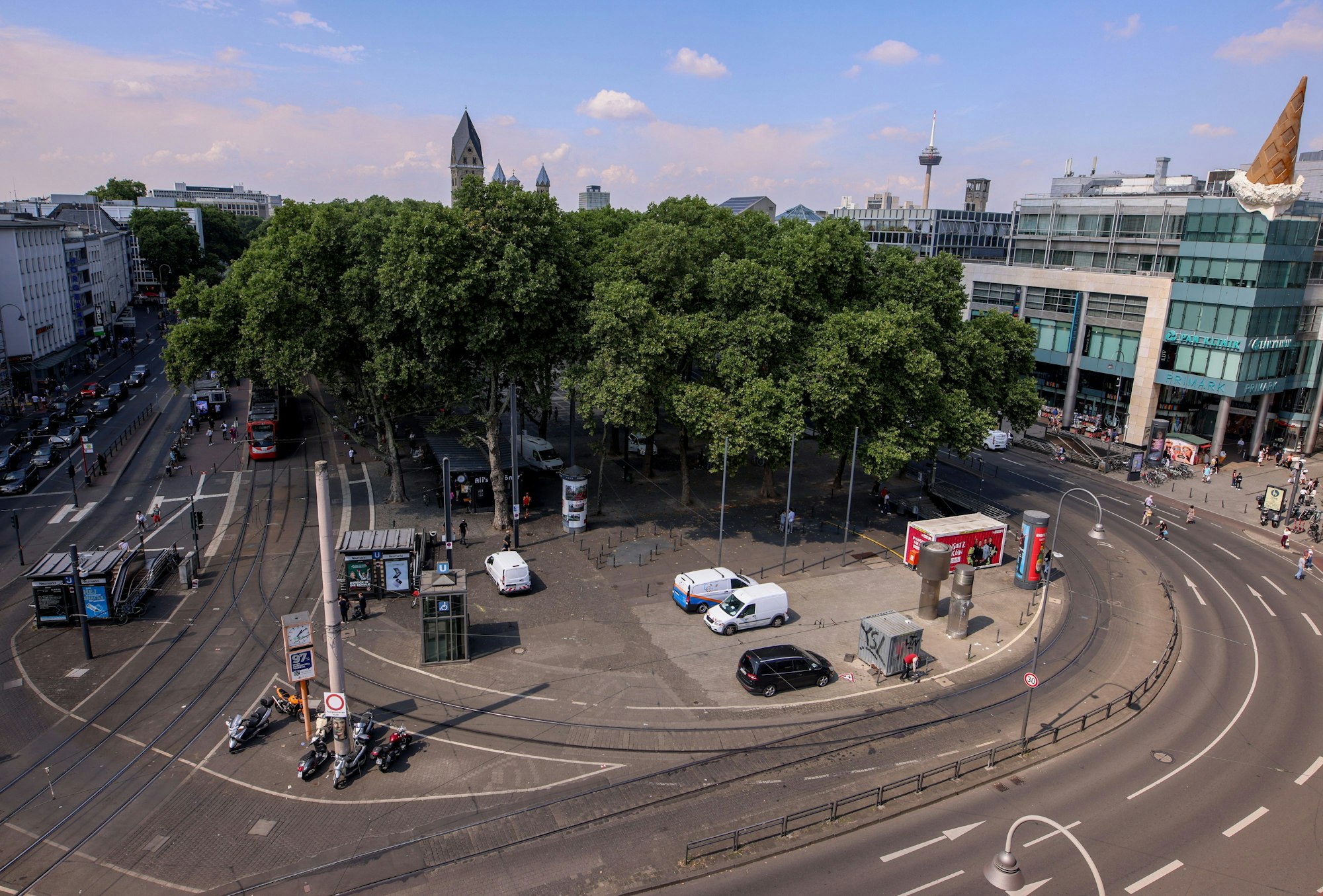 Auf der Luftaufnahme vom Neumarkt ist die Verkehrsführung mit Straßenbahnschienen und mehrspurigen Fahrbahnen im Westen des Platzes zu sehen.
