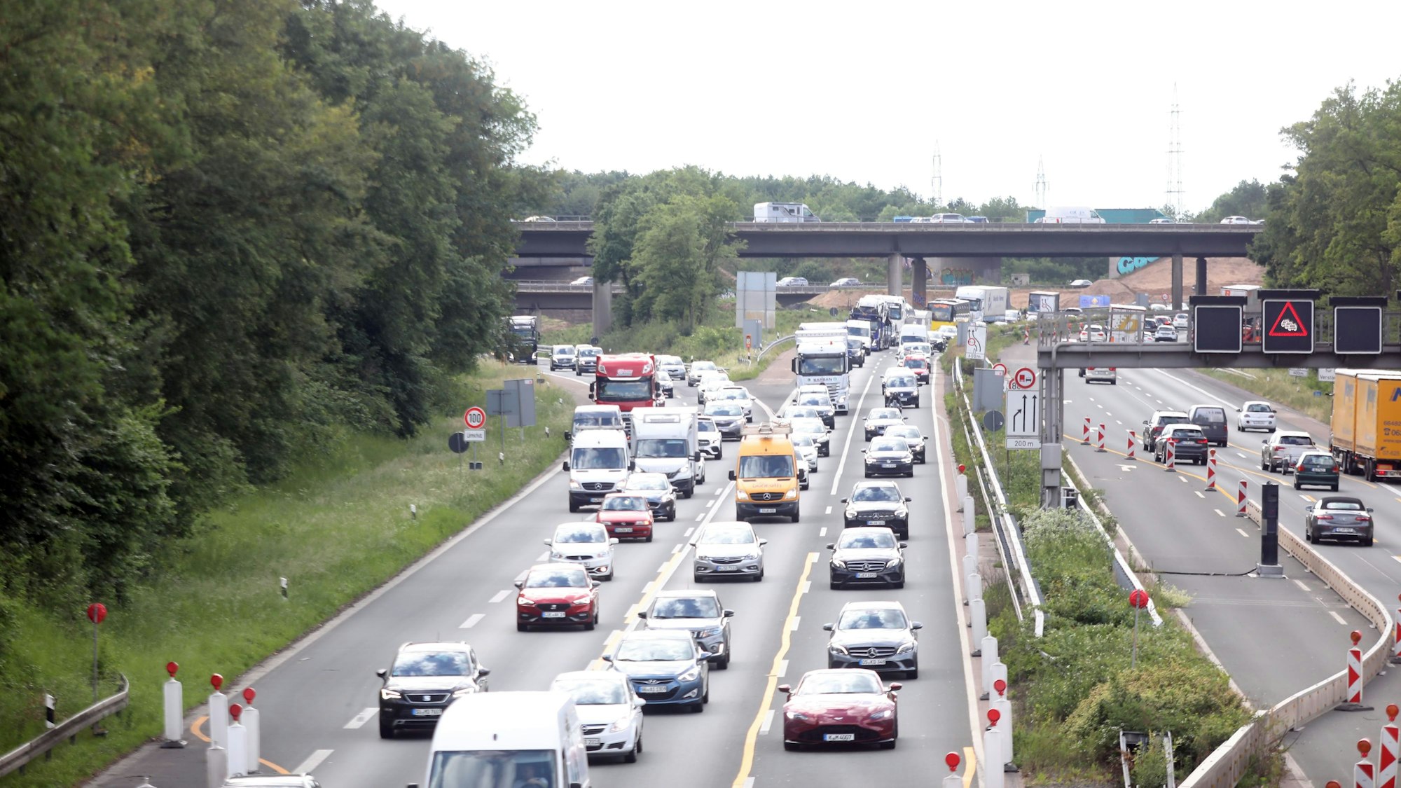 25.05.2022, Köln: Viele Kölner nutzen den Brückentag für ein Kurzurlaub. Stau auf der A3 Höhe AK Heumar in Fahrtrichtung Süden. Foto: Arton Krasniqi