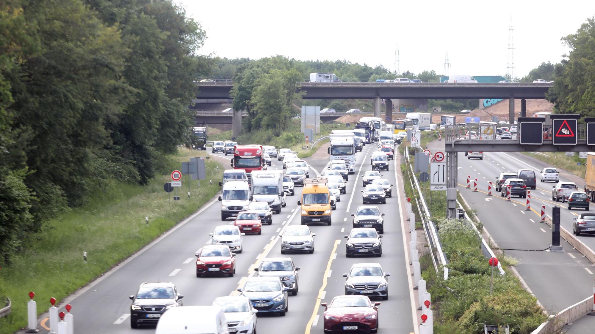 Zu sehen ist ein Stau auf der A3 Höhe AK Heumar in Fahrtrichtung Süden. Foto: Arton Krasniqi