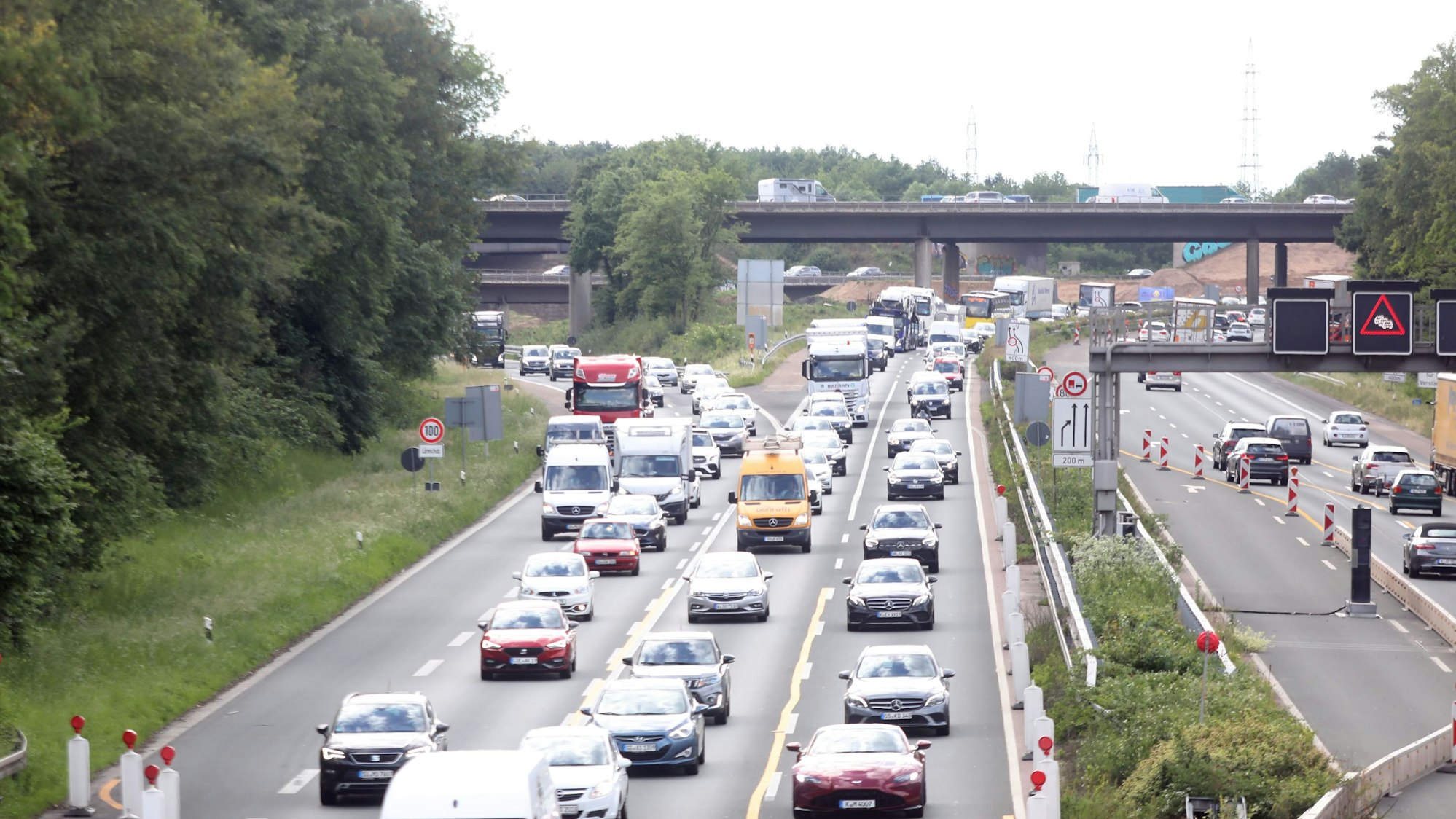 Zu sehen ist ein Stau auf der A3 Höhe AK Heumar in Fahrtrichtung Süden. Foto: Arton Krasniqi