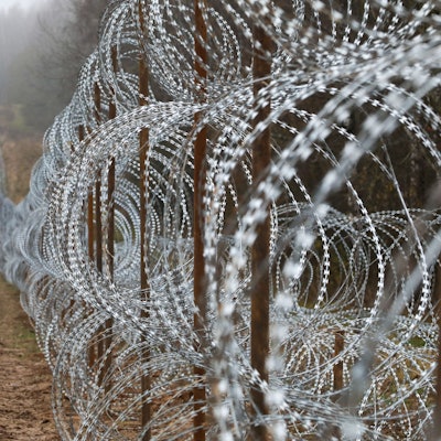 Ein Zaun mit Stacheldraht entlang der polnischen Grenze zur russischen Exklave Kaliningrad. (Symbolbild)