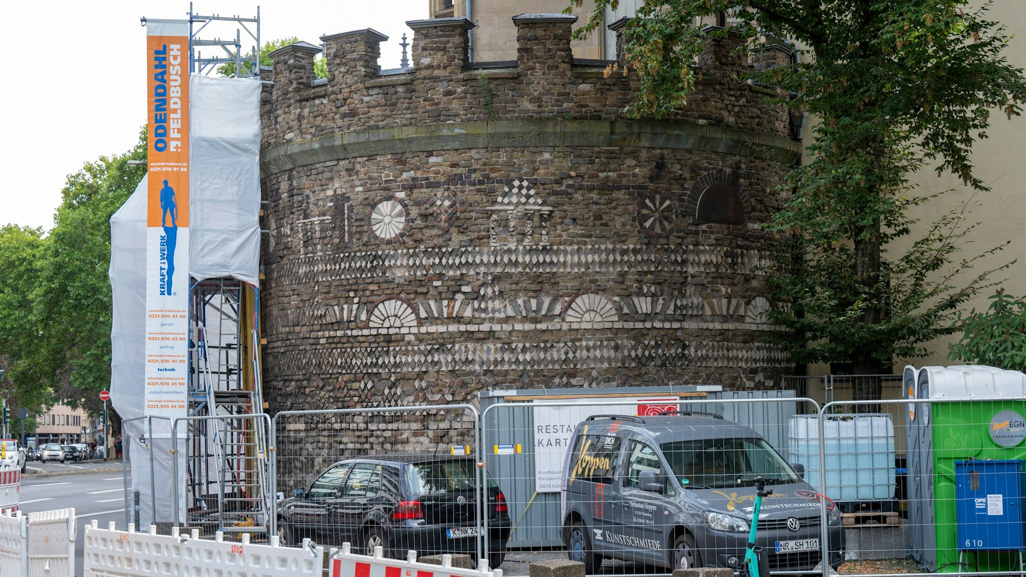 Außenansicht des historischen Bauwerks in der Zeughausstraße.