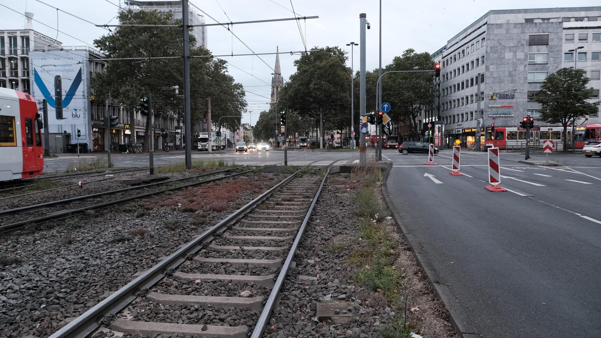 Das Bild zeigt den Barbarossaplatz mit Straßenbahn und Autos.