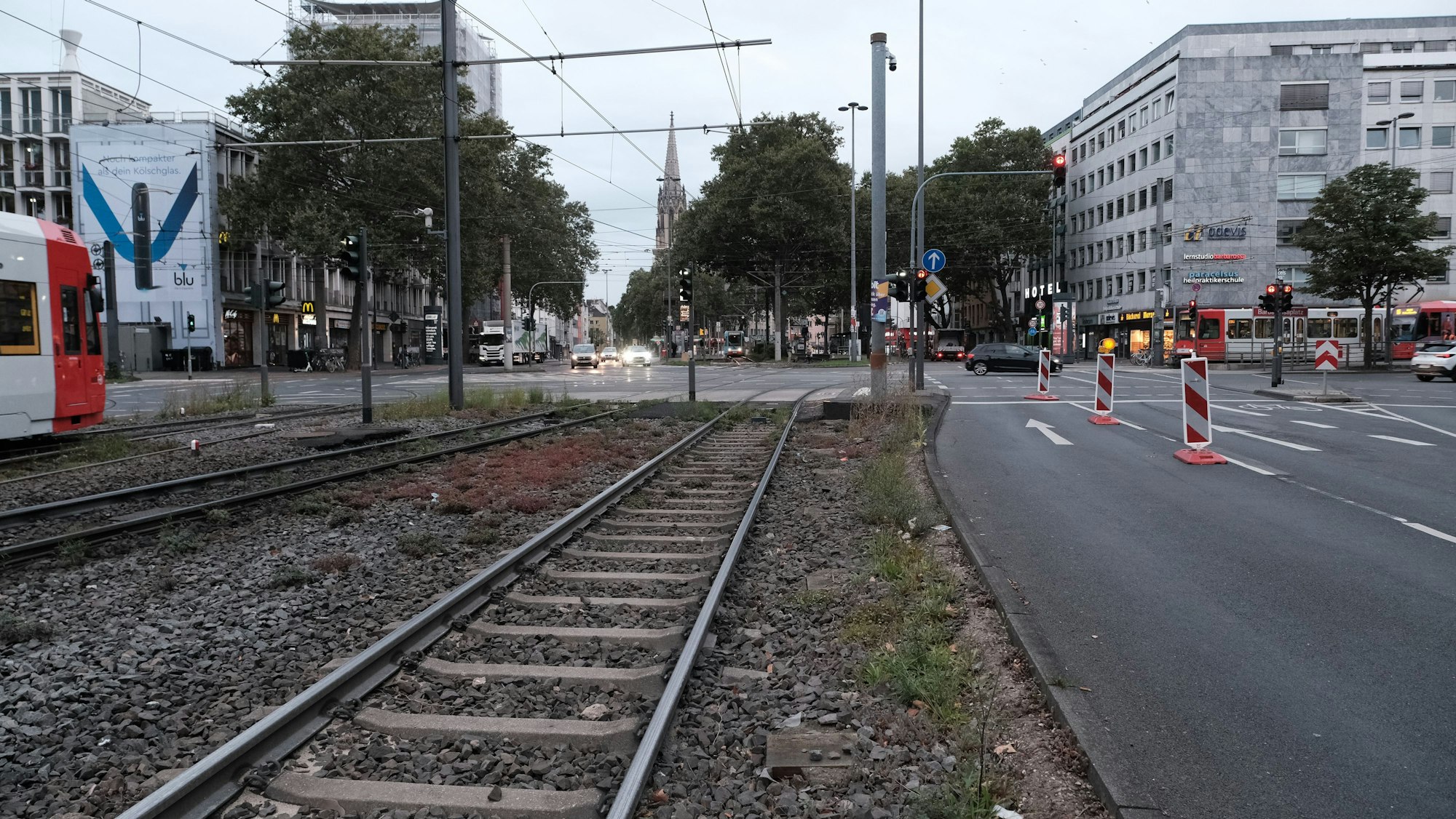 Das Bild zeigt den Barbarossaplatz mit Straßenbahn und Autos.