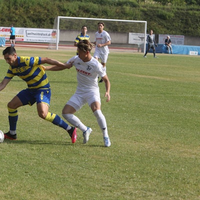 Kaito Asano (rechts) vom Siegburger SV 04 zieht seinen Gegenspieler am Trikot.