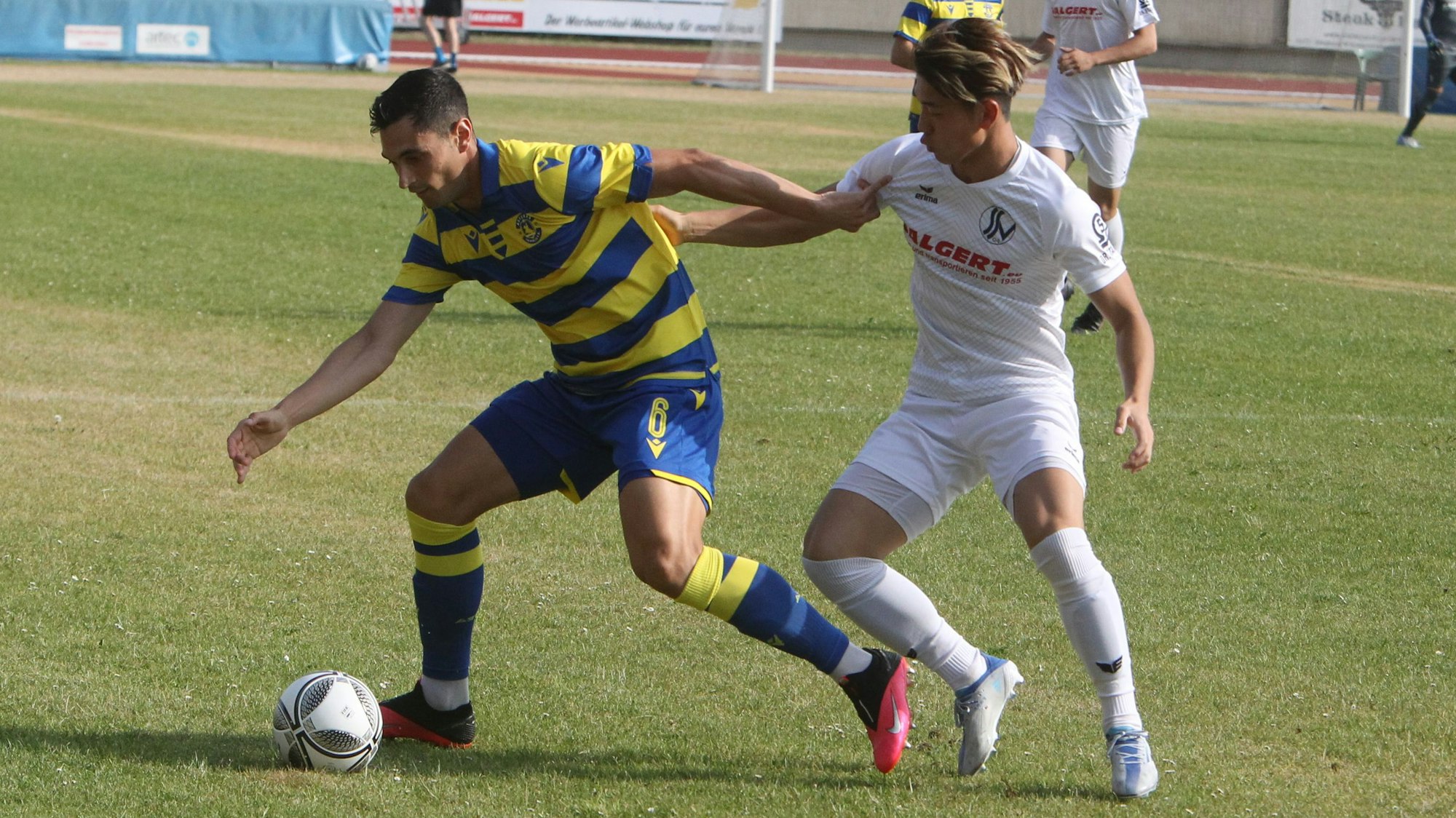 Kaito Asano (rechts) vom Siegburger SV 04 zieht seinen Gegenspieler am Trikot.