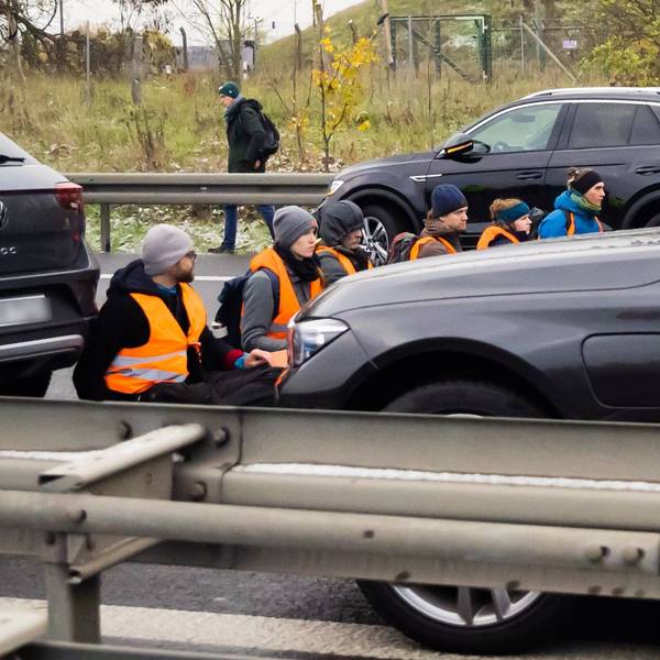 Teilnehmer eines Klimaprotests blockieren auf der A113 kurz vor der Ausfahrt zum Flughafen Berlin Brandenburg (BER)