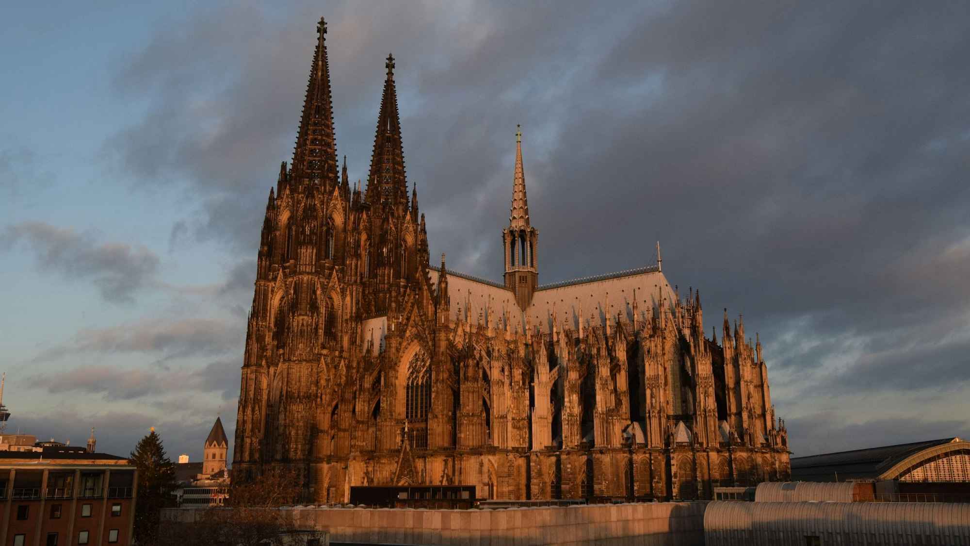 Bild aus dem Kölner Band „Dom“. Der Dom vor bewölktem Himmel in ungewöhnlichem Licht.