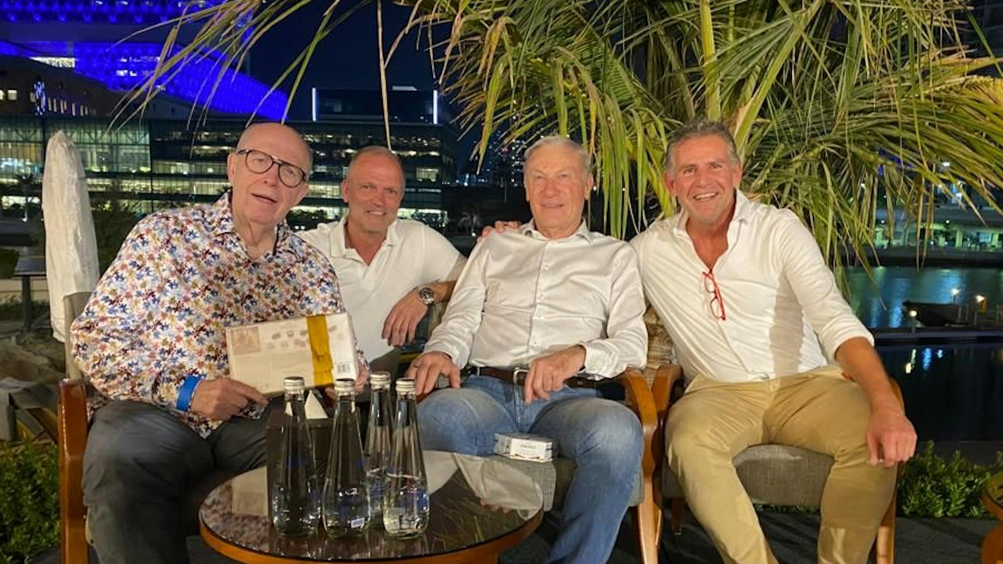 Reiner Calmund, die früheren Bundesliga-Trainer Holger Fach, Eduard Geyer und Isotec-Gründer Horst Becker sind bei der WM in Katar zu Gast.