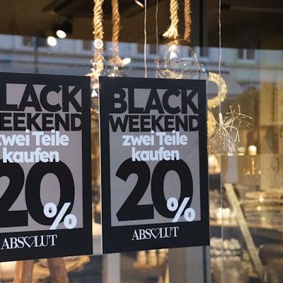 Rabatt-Schilder hängen im Schaufenster eines Geschäftes in Siegburg.