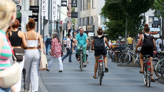 Radfahrer und Fußgänger auf der Ehrenstraße.