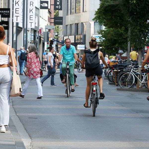 Blick in die Ehrenstraße mit Fußgängern und Radfahrern