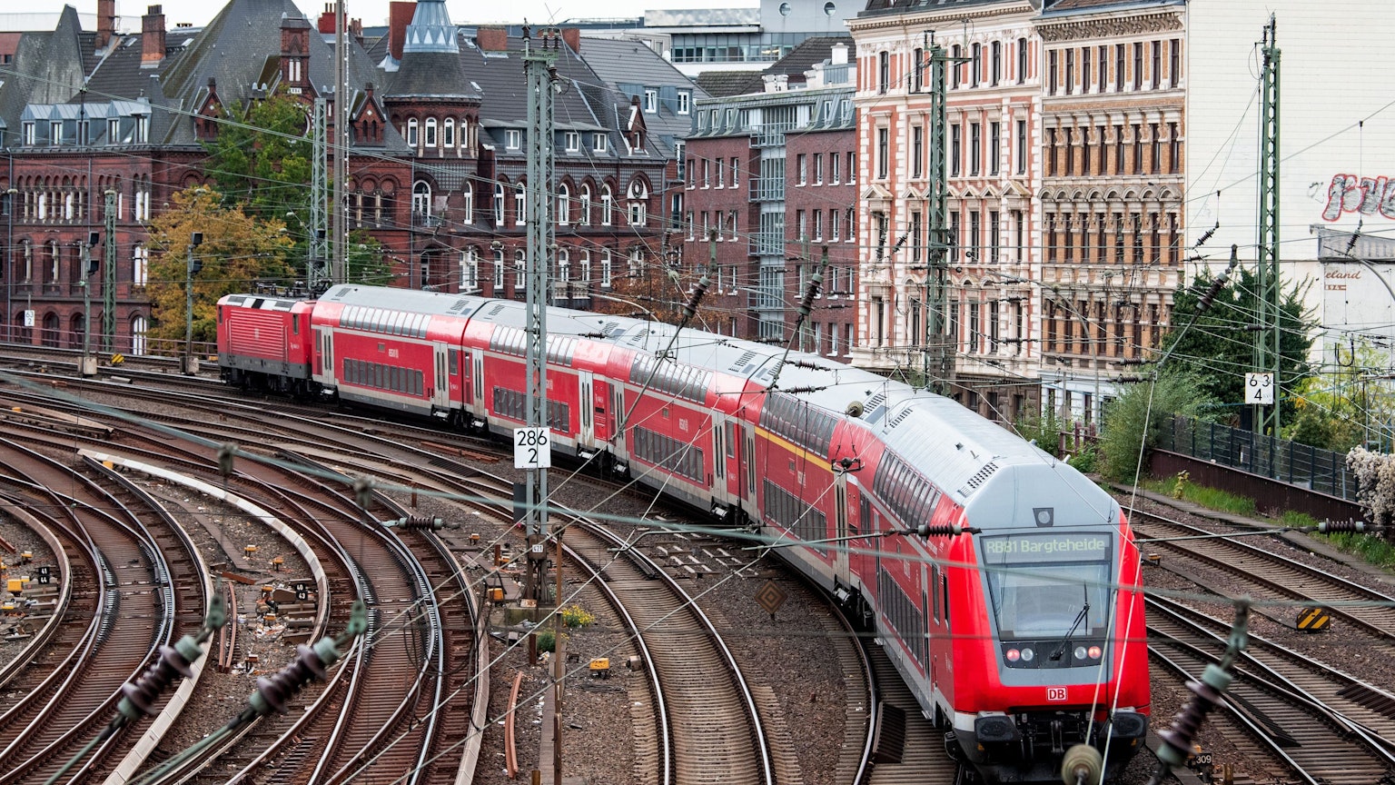 Eine Regionalbahn der Deutschen Bahn fährt aus dem Hamburger Hauptbahnhof.