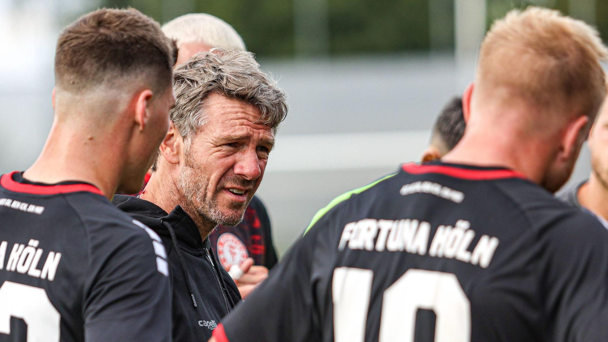 Fortuna Köln gewinnt APT Rheincup in Monheim Markus von Ahlen, Trainer Fortuna Köln beim APT Rheincup 2022 im Rheinstadion des FC Monheim 1910 e.V. am 09.07.2022. Beim Blitzturnier spielten der FC Monheim, Fortuna Düsseldorf II, Viktoria Köln und Fortuna Köln jeweils in 45 Minuten Partien gegeneinander. * Markus von Ahlen, Coach Fortuna Köln beim APT Rheincup 2022 in the Rhine Stadium of FC Monheim 1910 e.V. on July 9, 2022. At this short tournament FC Monheim, Fortuna Düsseldorf II, Viktoria Köln und Fortuna Köln played 45 minutes games against each other. Monheim NRW Deutschland Copyright: xPieroxNigrox