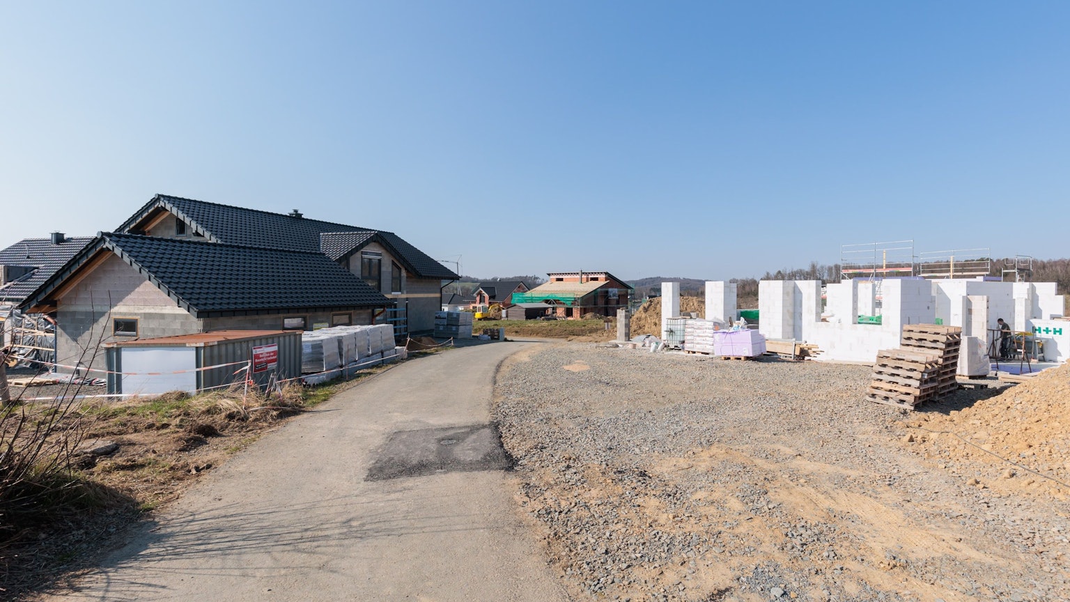 Das Neubaugaugebiet Sängertshöhe liegt in der Nähe des Nümbrechter Ortskerns. Das Foto zeigt einen Rohbau und im Hintergrund weitere Wohnhäuser im Bau.