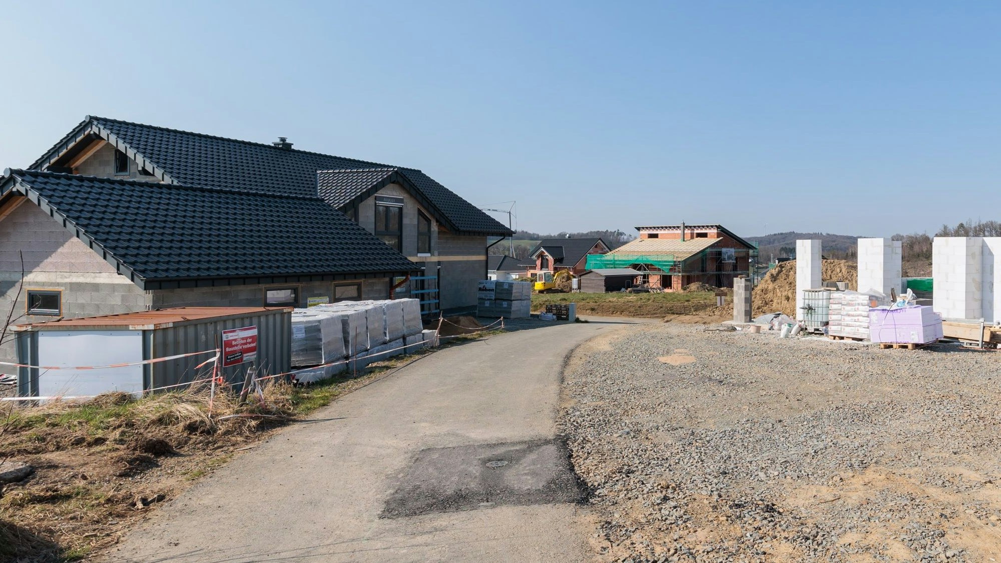 Das Neubaugaugebiet Sängertshöhe liegt in der Nähe des Nümbrechter Ortskerns. Das Foto zeigt einen Rohbau und im Hintergrund weitere Wohnhäuser im Bau.