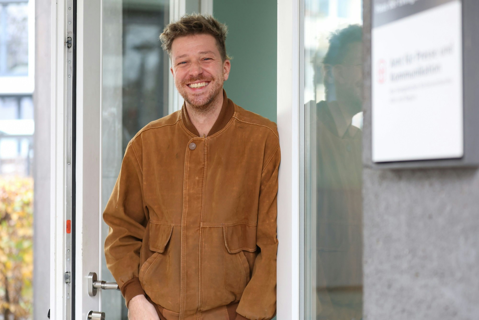 Tom Brandt, Berater des Netzwerks Kirchenasyl NRW in Köln, steht vor dem Eingang zur Beratungsstelle in der Kölner Kartäusergasse.
