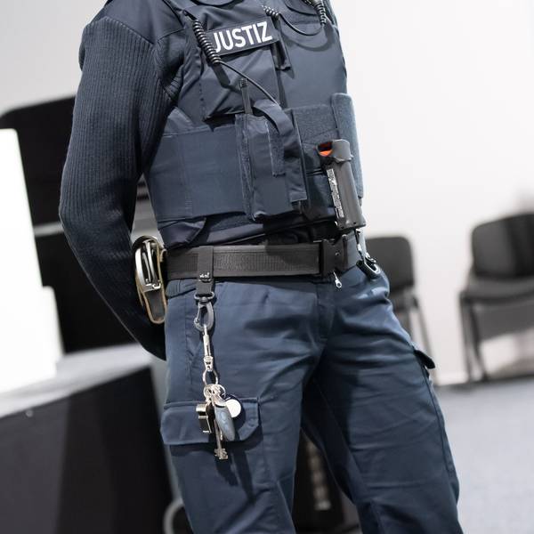 Ein Justizwachtmeister im Verhandlungssaal.