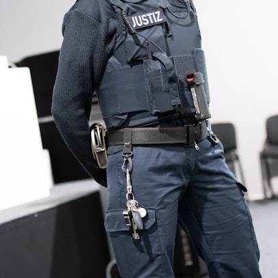 Ein Justizwachtmeister im Verhandlungssaal.