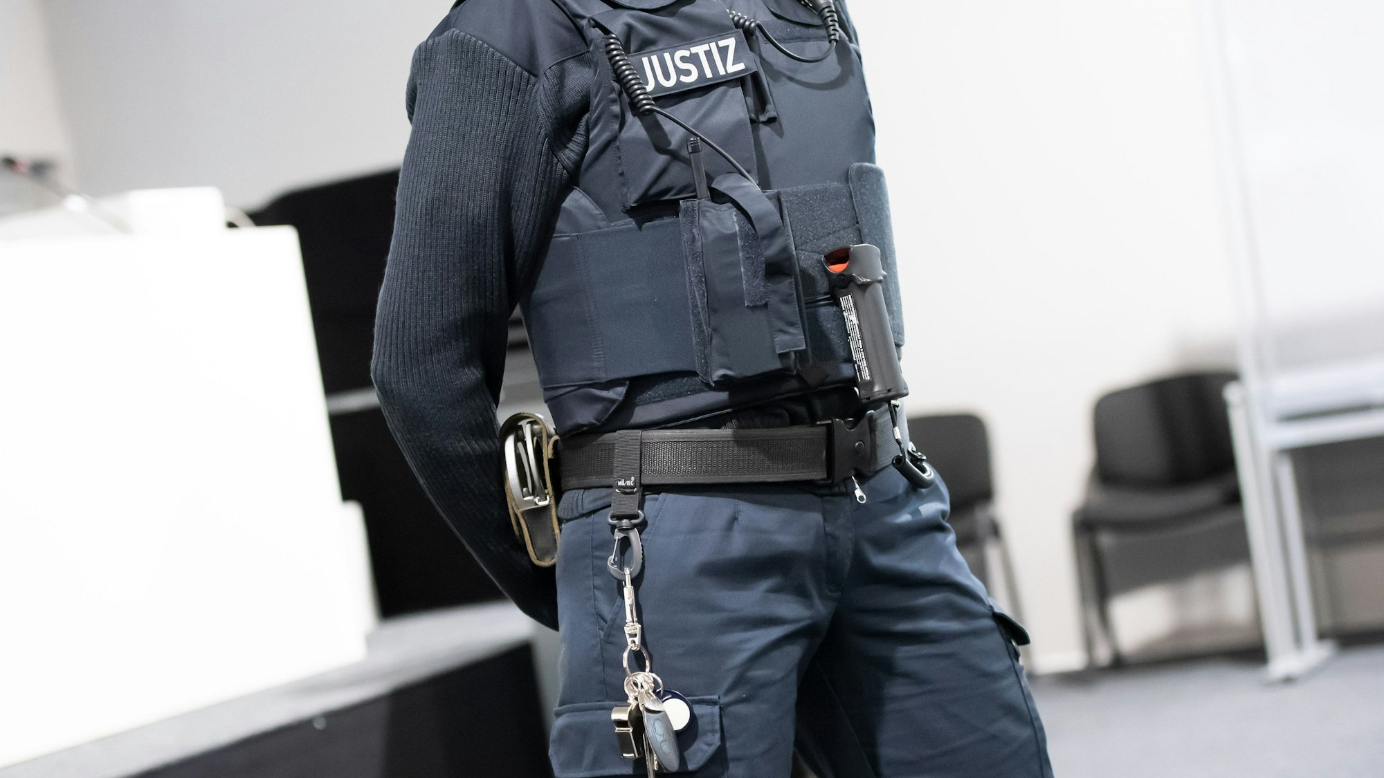 Ein Justizwachtmeister im Verhandlungssaal.