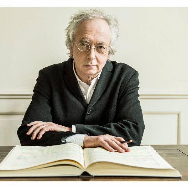 Der flämische Dirigent Philippe Herreweghe. Er trägt ein weißes Hemd und darüber einen schwarzen Mantel