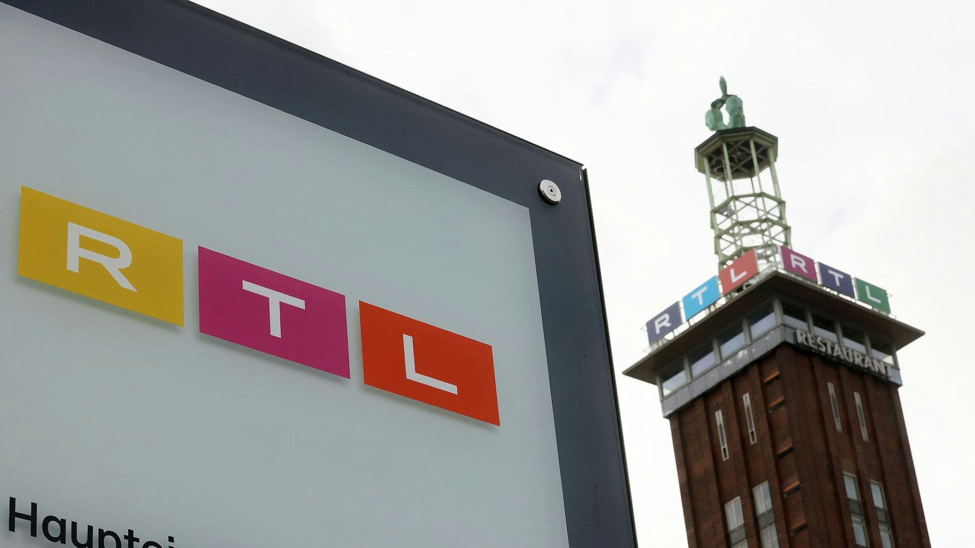 Firmenschild von RTL Deutschland vor dem Sendezentrum des privaten Fernsehsenders in Köln (Symboldbild)