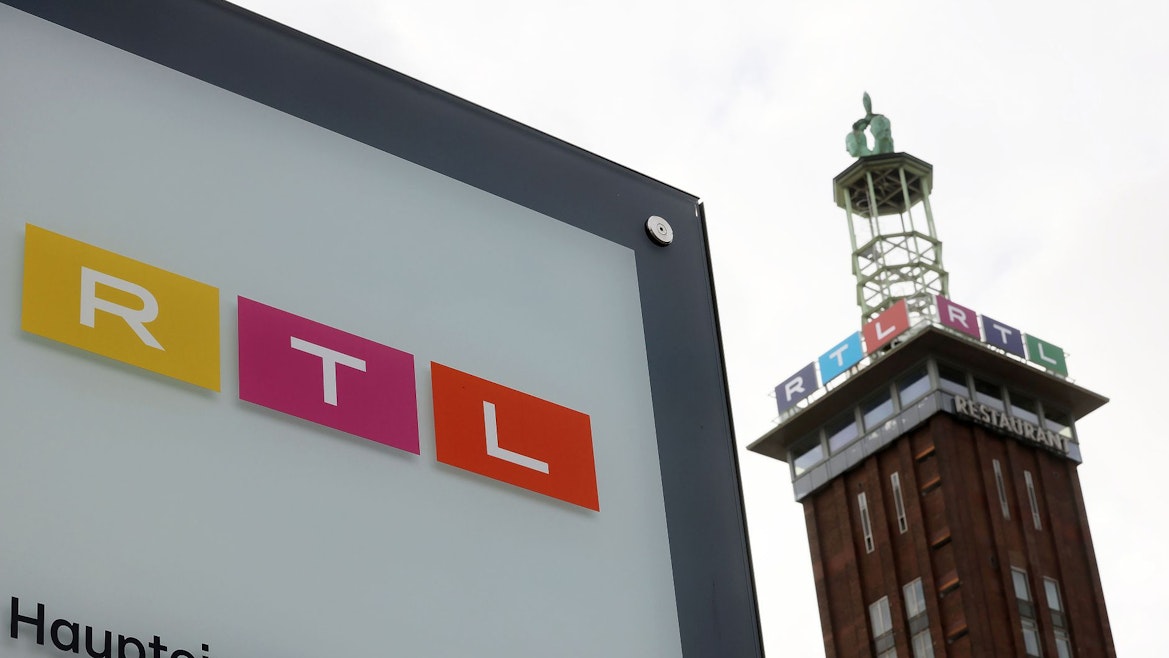 Firmenschild von RTL Deutschland vor dem Sendezentrum des privaten Fernsehsenders in Köln (Symboldbild)