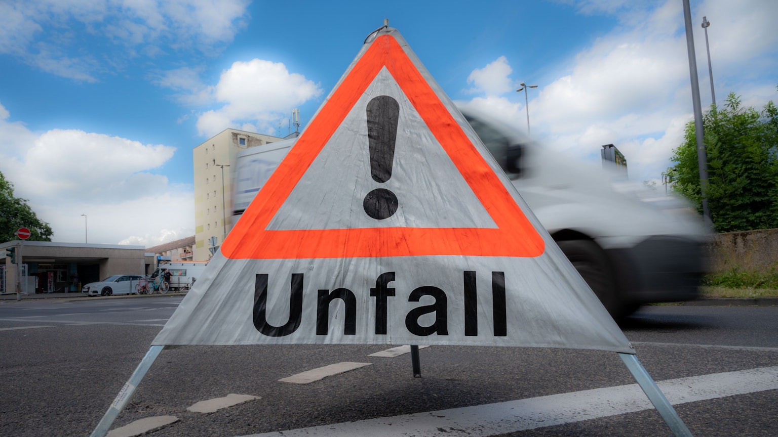 Das Symbolbild zeigt ein mobiles Schild, ähnlich eines Warndreiecks, mit der Aufschrift Unfall