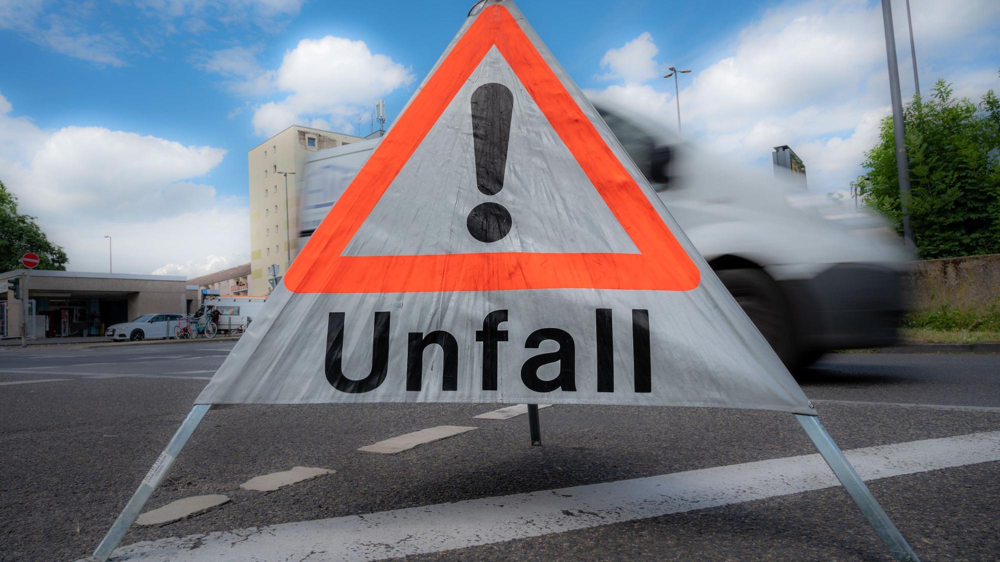 Auf der A3 ist es infolge von Starkregen zu einem schweren Verkehrsunfall gekommen, die Autobahn musste in Richtung Köln gesperrt werden. (Symbolbild)