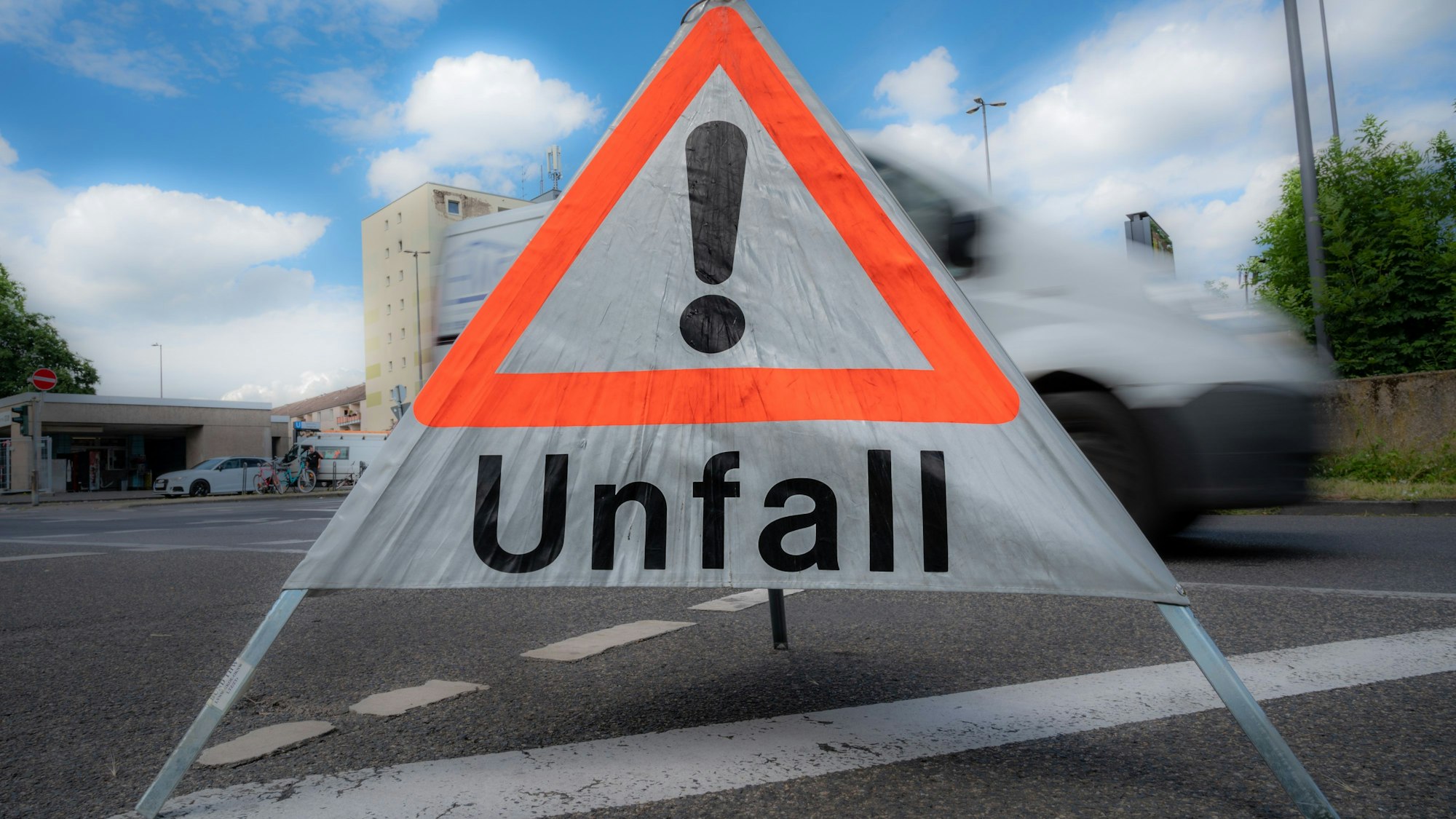 Auf der A3 ist es infolge von Starkregen zu einem schweren Verkehrsunfall gekommen, die Autobahn musste in Richtung Köln gesperrt werden. (Symbolbild)