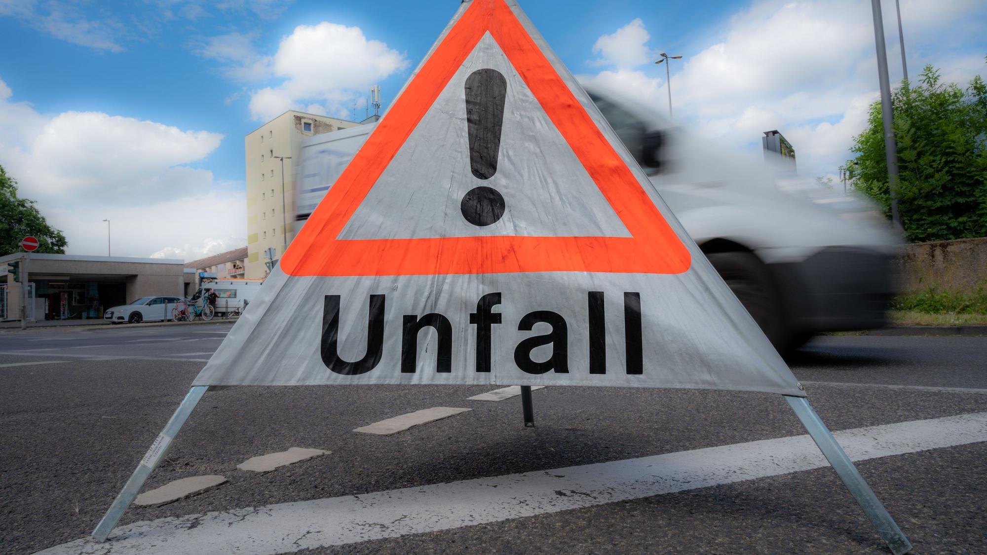 Ein mobiles Unfall-Schild steht auf einer Straße.