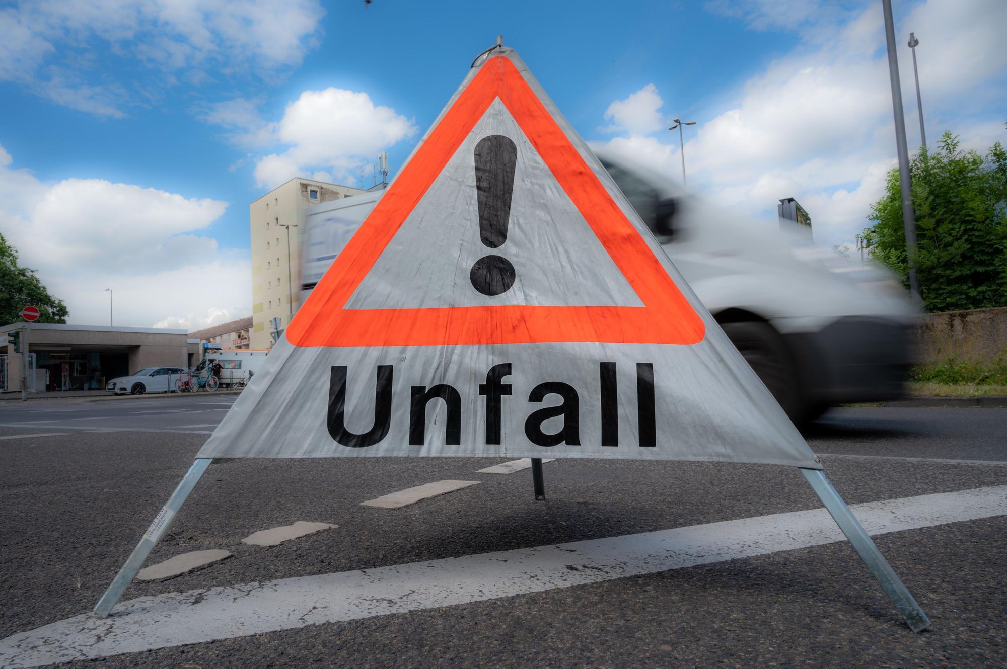 Mobiles Unfall-Schild.