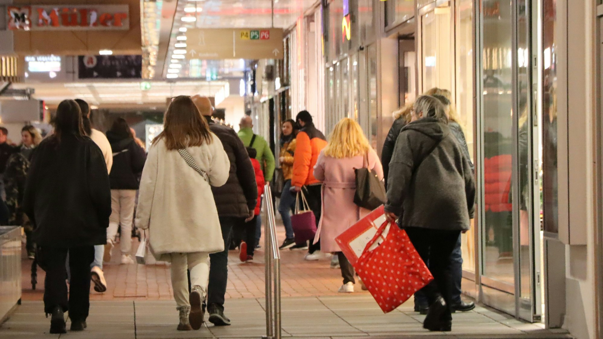 Das Foto zeigt Passanten in einem Einkaufszentrum.